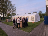 Opbouwen tent op sportpark 'Het Springer' (maandag 29 april 2024) (39/41)